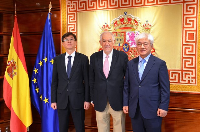Visita al TC de una delegación del Tribunal Constitucional de Corea